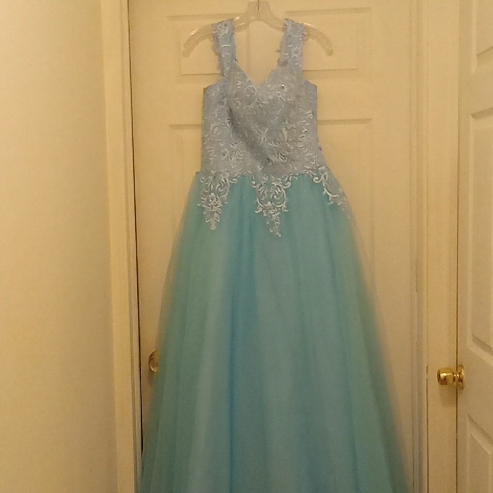 XYAYE Womens Puffy Tulle Quinceanera Dresses Ball Gown Off Shoulder Lace